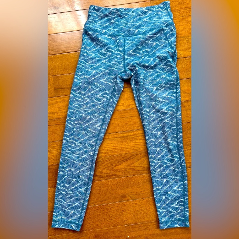 VUORI High Rise Printed Pace Legging in wave pattern